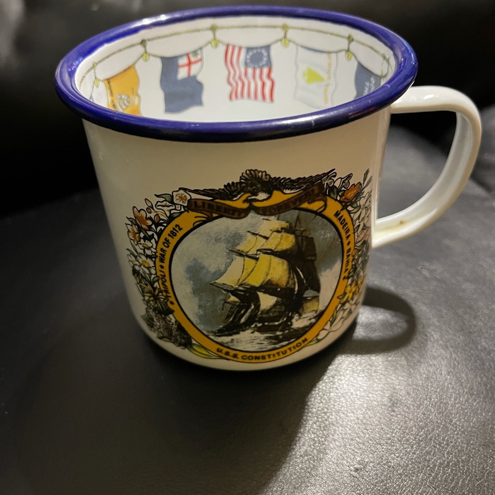 Es una tasa de metal